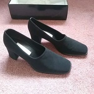 Liz Claiborne black stretch micro shoes- size 7.5